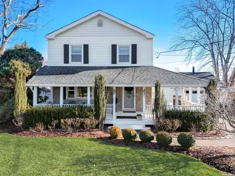 93 S Penataquit Ave, Bay Shore, NY 11706