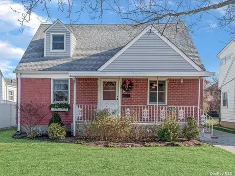 79-39 267th St, Floral Park, NY 11004