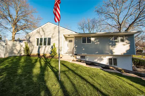 125 St Johnland Rd, Smithtown, NY 11787