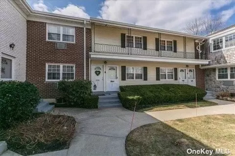 2412 Wilshire Ln #2412, Oakdale, NY 11769