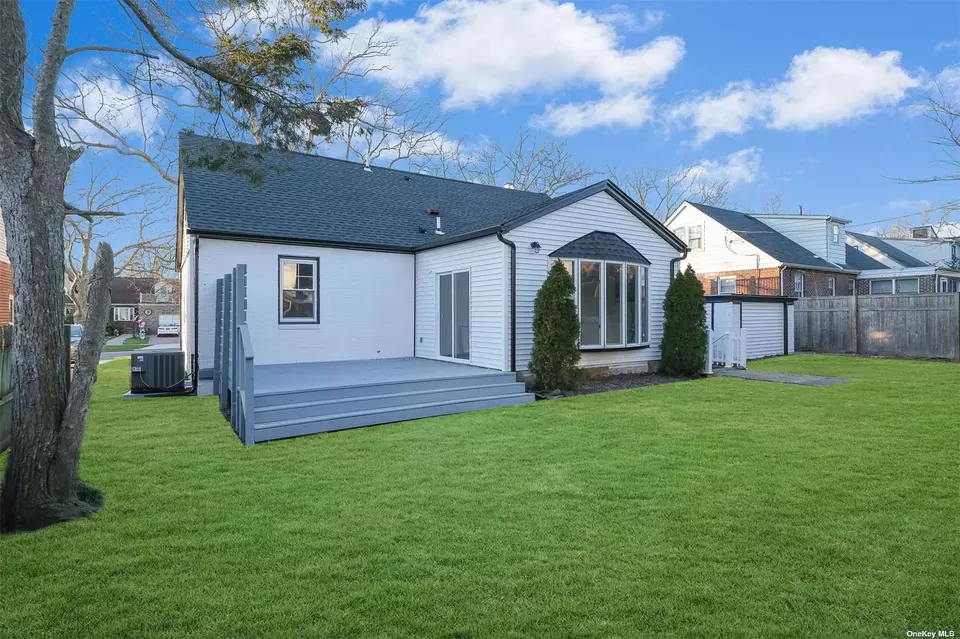 228 Dover Pkwy, Stewart Manor, NY 11530 30 Photos Movoto