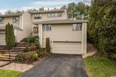 46 Chestnut Ln #23, Woodbury, NY 11797