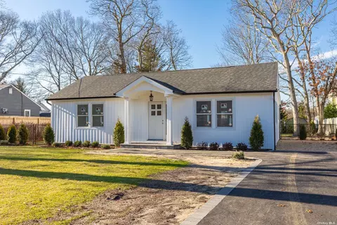 38 Pequot Ln, East Islip, NY 11730