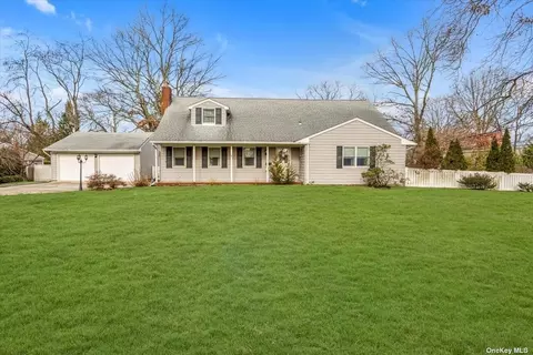 1 Brook Ln, Smithtown, NY 11787