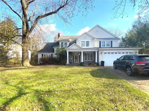 38 Magnolia Ln, Roslyn Heights, NY 11577