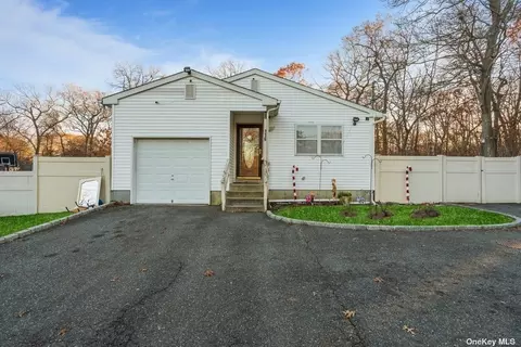 116 Cedar Ln, Medford, NY 11763