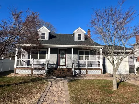 29 Eimer St, Patchogue, NY 11772