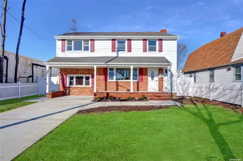 15 Woodside Ave, Freeport, NY 11520