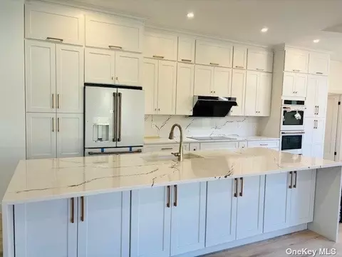 220 Estates Ter #220, Manhasset, NY 11030