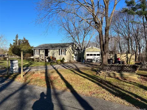49 Schiller Ct, Yaphank, NY 11980