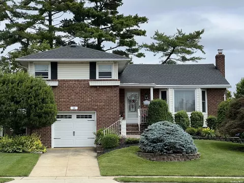 14 Glen Rd, Westbury, NY 11590