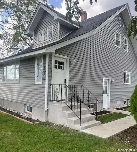 294 35th St, Lindenhurst, NY 11757