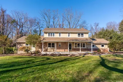 1 Salem Ridge Dr, Huntington, NY 11743