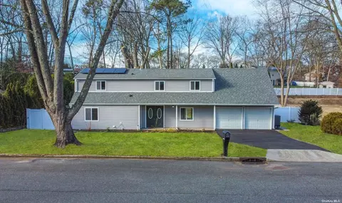 37 Radburn Dr, Farmingville, NY 11738