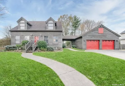 108 Bolton St, Lindenhurst, NY 11757