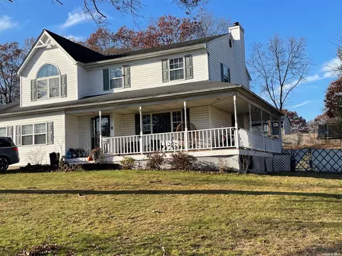 35 Sandy Ln, Selden, NY 11784