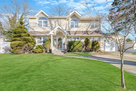 9 Virginia Pl, Valley Stream, NY 11581