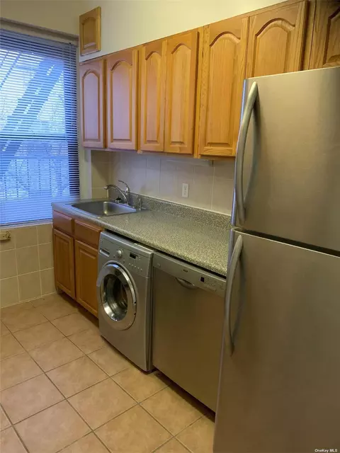 21-06 35th St #3F, Astoria, NY 11105