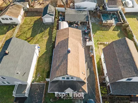 46 Stevens St, Freeport, NY 11520