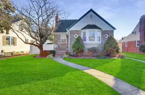 36 Wagg Ave, Malverne, NY 11565