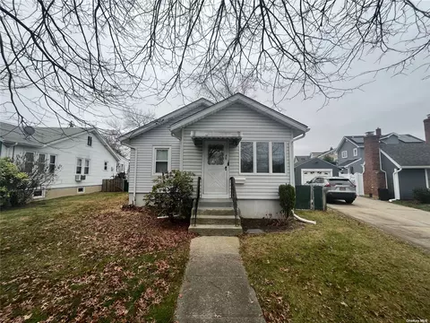 75 Sherman St, Merrick, NY 11566