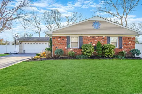 20 Whitfield Ln, Coram, NY 11727