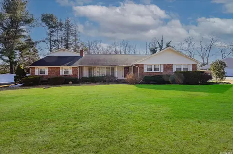 66 Salem Ridge Dr, Huntington, NY 11743