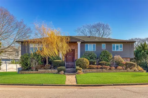 77 Bayberry Rd, Lawrence, NY 11559