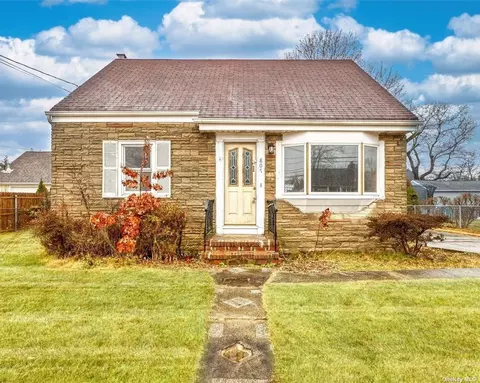807 S Strong Ave, Copiague, NY 11726