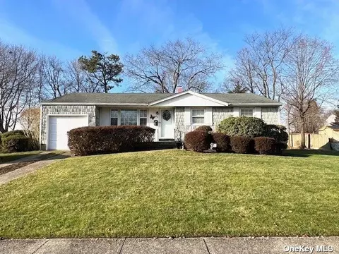 64 Oakland Ave, Central Islip, NY 11722