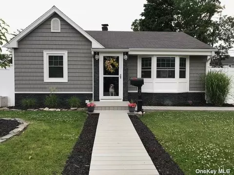 20 Burton Pl, Lindenhurst, NY 11757