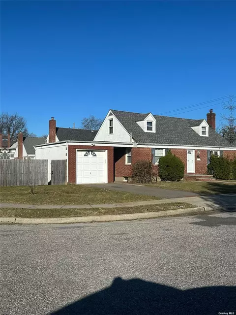 863 Harbor Cir, Baldwin, NY 11510