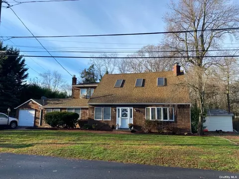 138 Roxbury Ave, Oakdale, NY 11769