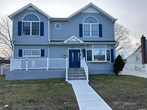 23 Penndale Dr, Amityville, NY 11701