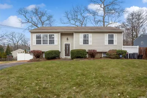 3 Wagner Rd, Medford, NY 11763