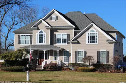12 St Johns Cir, Oakdale, NY 11769