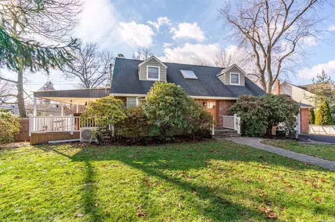 7 Milburn Ln, Huntington, NY 11743
