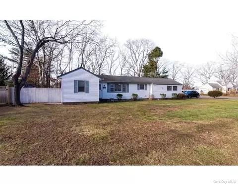 44 Ridgeway Blvd, Bay Shore, NY 11706
