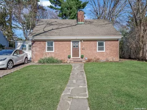 9 Gutheil Ln, Great Neck, NY 11024