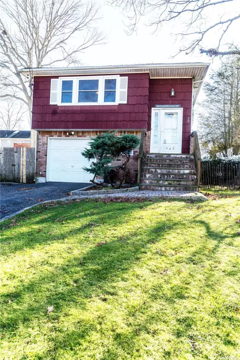 426 Boulder St, Ronkonkoma, NY 11779