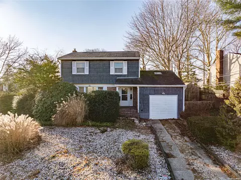 2 Clyde Pl, Kings Park, NY 11754