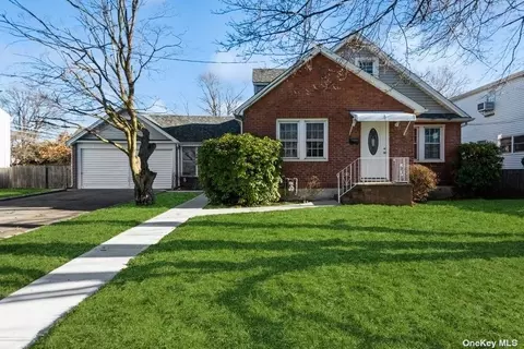 28 Fieldston St, Westbury, NY 11590
