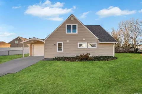 142 Brittle Ln, Hicksville, NY 11801