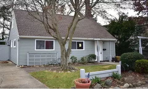 602 Hollywood Ave, Copiague, NY 11726