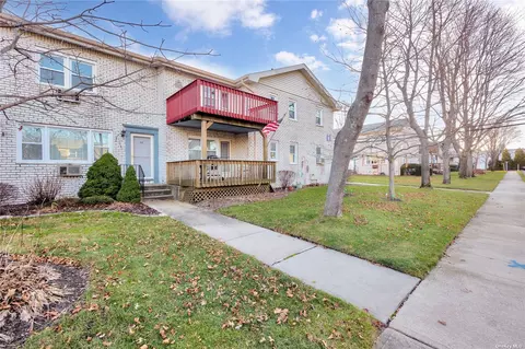 88 Cardinal Ln #88, Islip, NY 11751