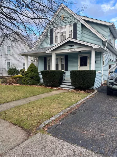 150 W Marie St, Hicksville, NY 11801