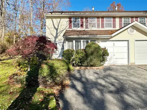 72 Aspen Dr #72, Woodbury, NY 11797