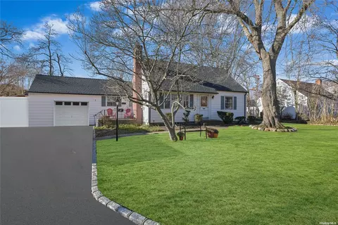 9 Putnam Pl, Huntington Station, NY 11746