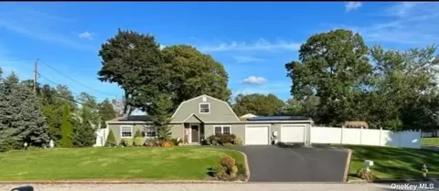 7 Library Ln, Holbrook, NY 11741