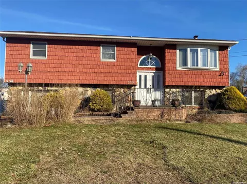 538 Grand Ave, Lindenhurst, NY 11757